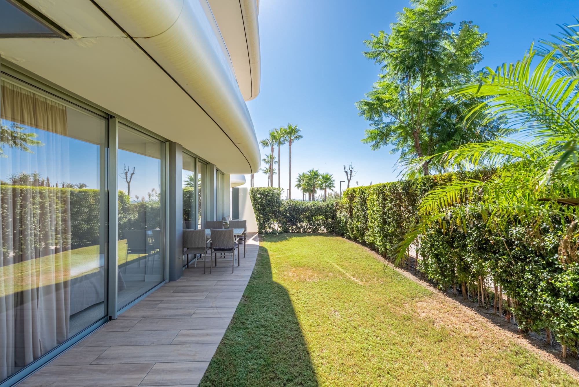 Tuinappartement The Edge: Uw Luxueuze Strandresidentie in Estepona