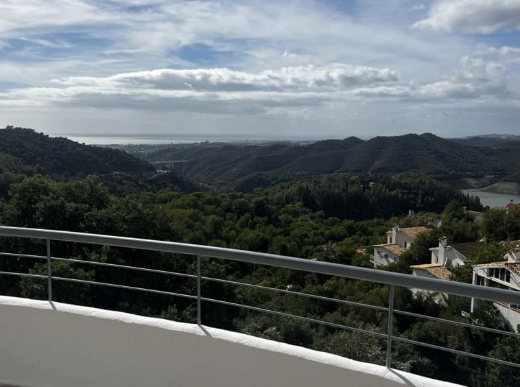Blue Views Istán: Luxe Appartementen met Panoramisch Uitzicht in Cerros del Lago
