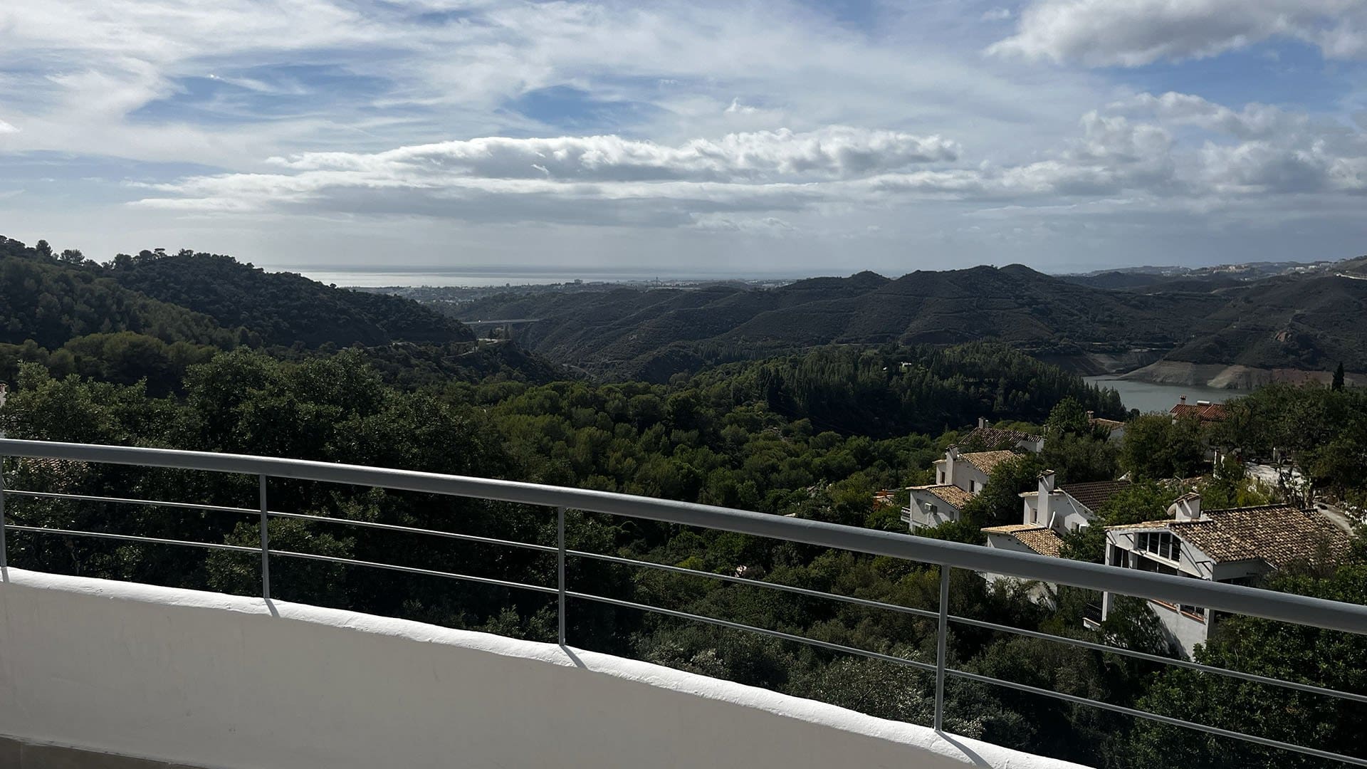 Blue Views Istán: Luxe Appartementen met Panoramisch Uitzicht in Cerros del Lago