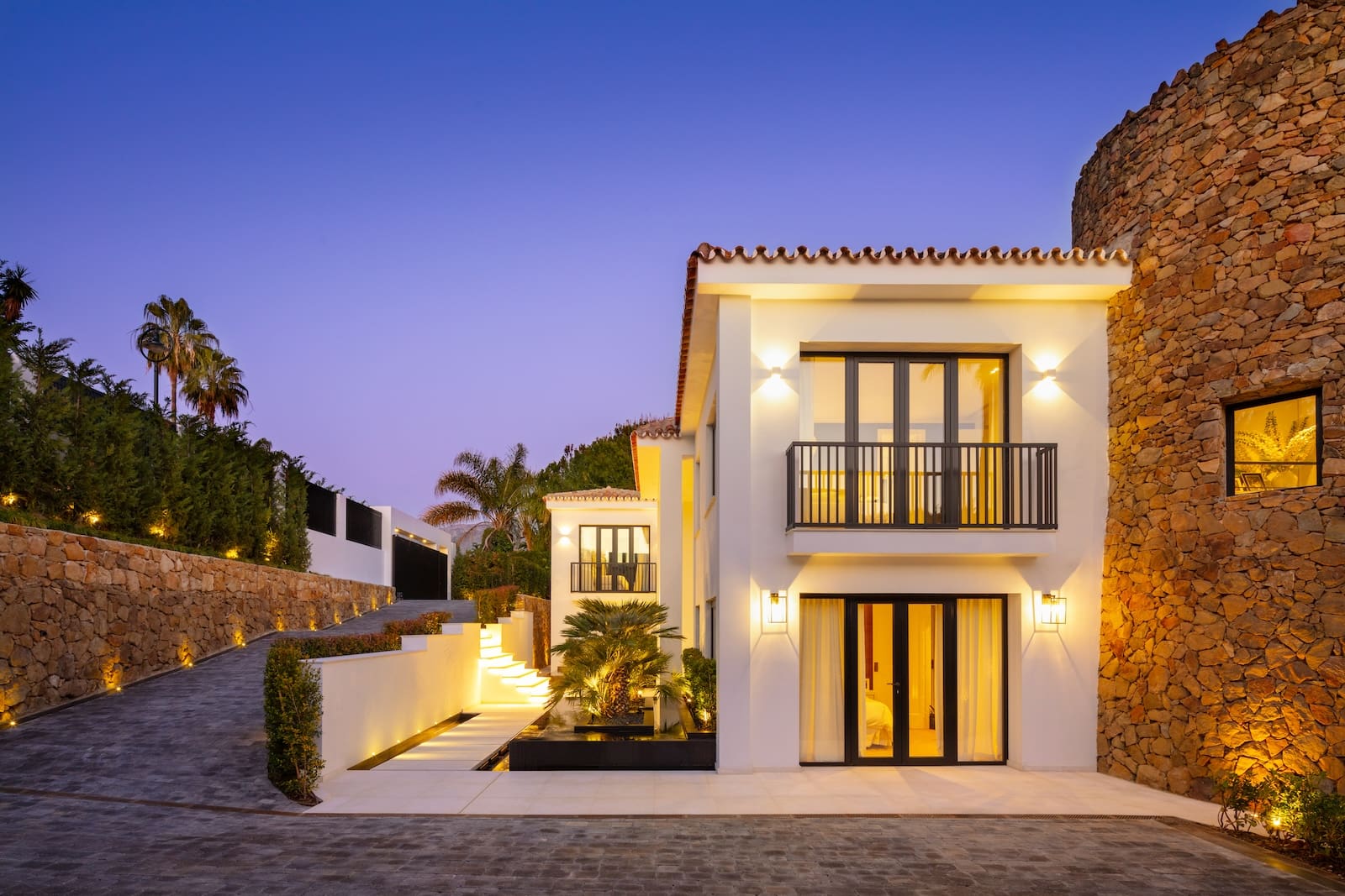 Villa Elisia: Adembenemende Moderne Villa met Luxe Voorzieningen in Nueva Andalucia MDRB Luxury Homes