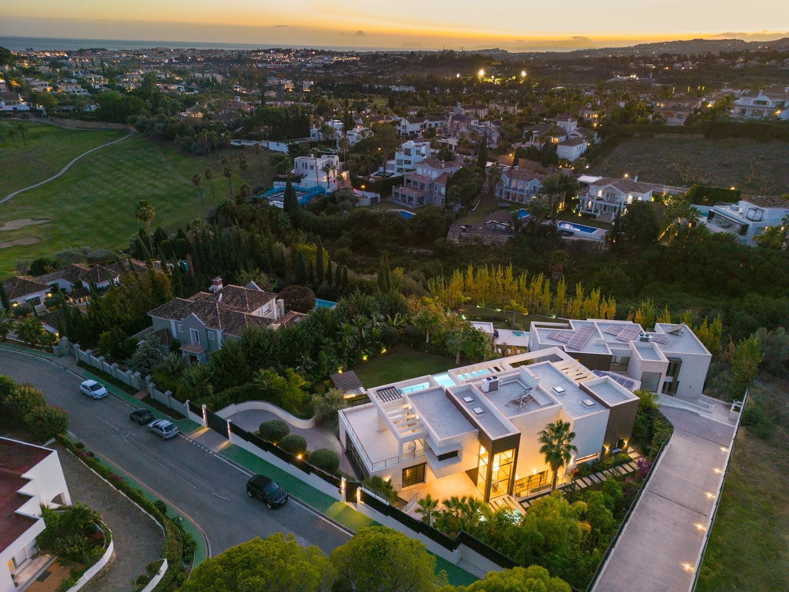Villa Marielle: Luxe Woning met Exclusieve Voorzieningen in Nueva Andalucia