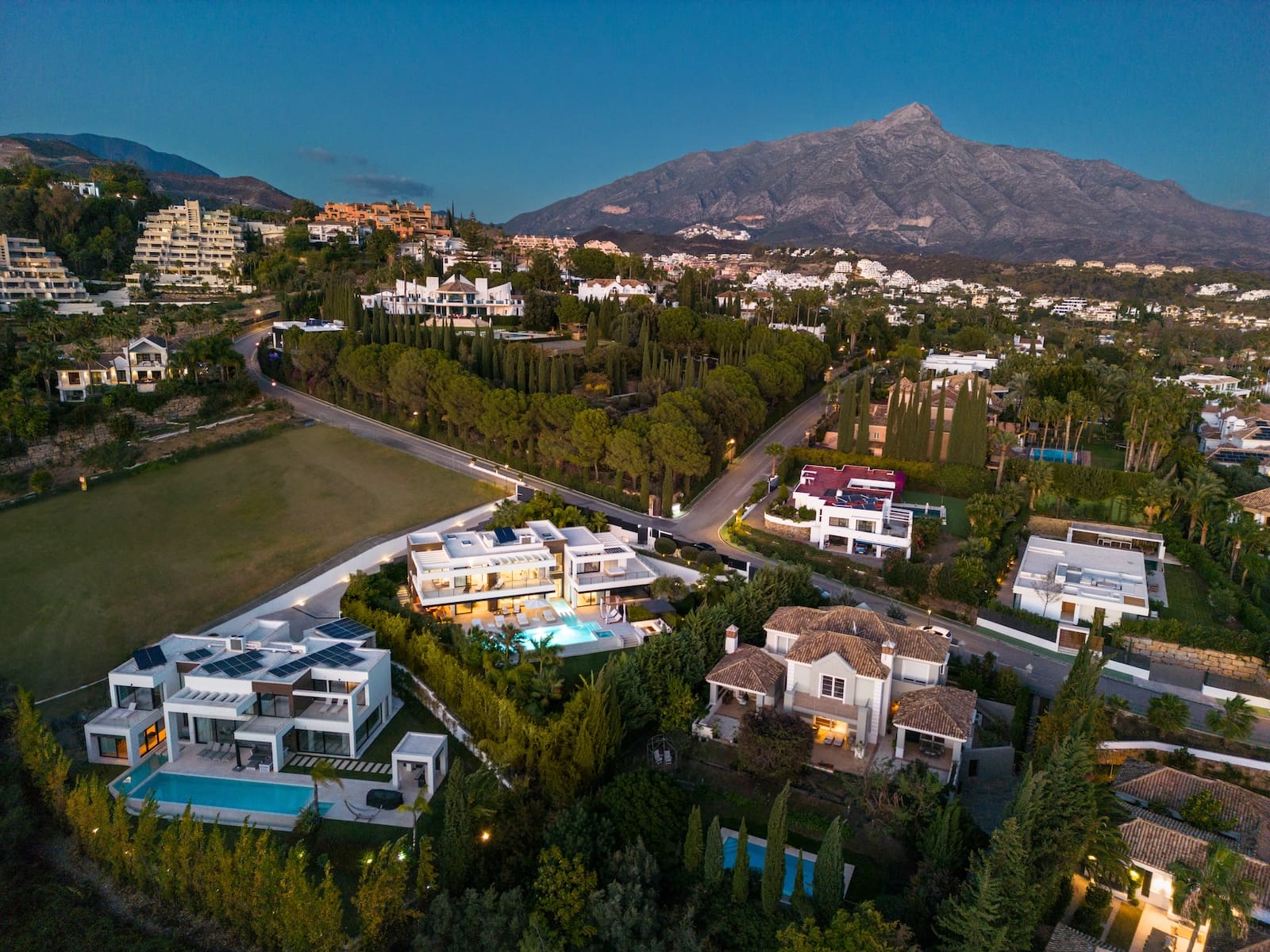 Villa Marielle: Luxe Woning met Exclusieve Voorzieningen in Nueva Andalucia