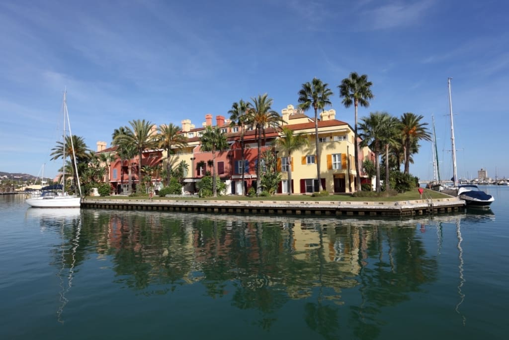 2 | MDR Luxury Homes Verken de exclusieve wereld van Sotogrande met onze diepgaande gids. Ontdek luxe vastgoed, wereldklasse golfbanen, en de verfijnde levensstijl aan de Costa del Sol.