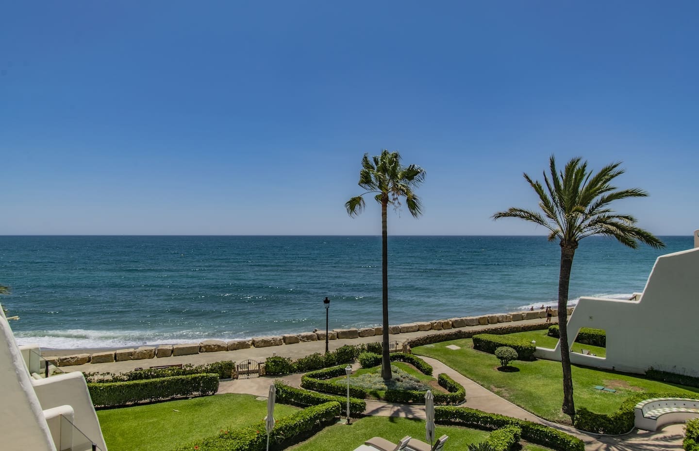 Casa Coral Beach Stijlvol Strandhuis in Marbella aan de Golden Mile te koop - MDR Luxury Homes