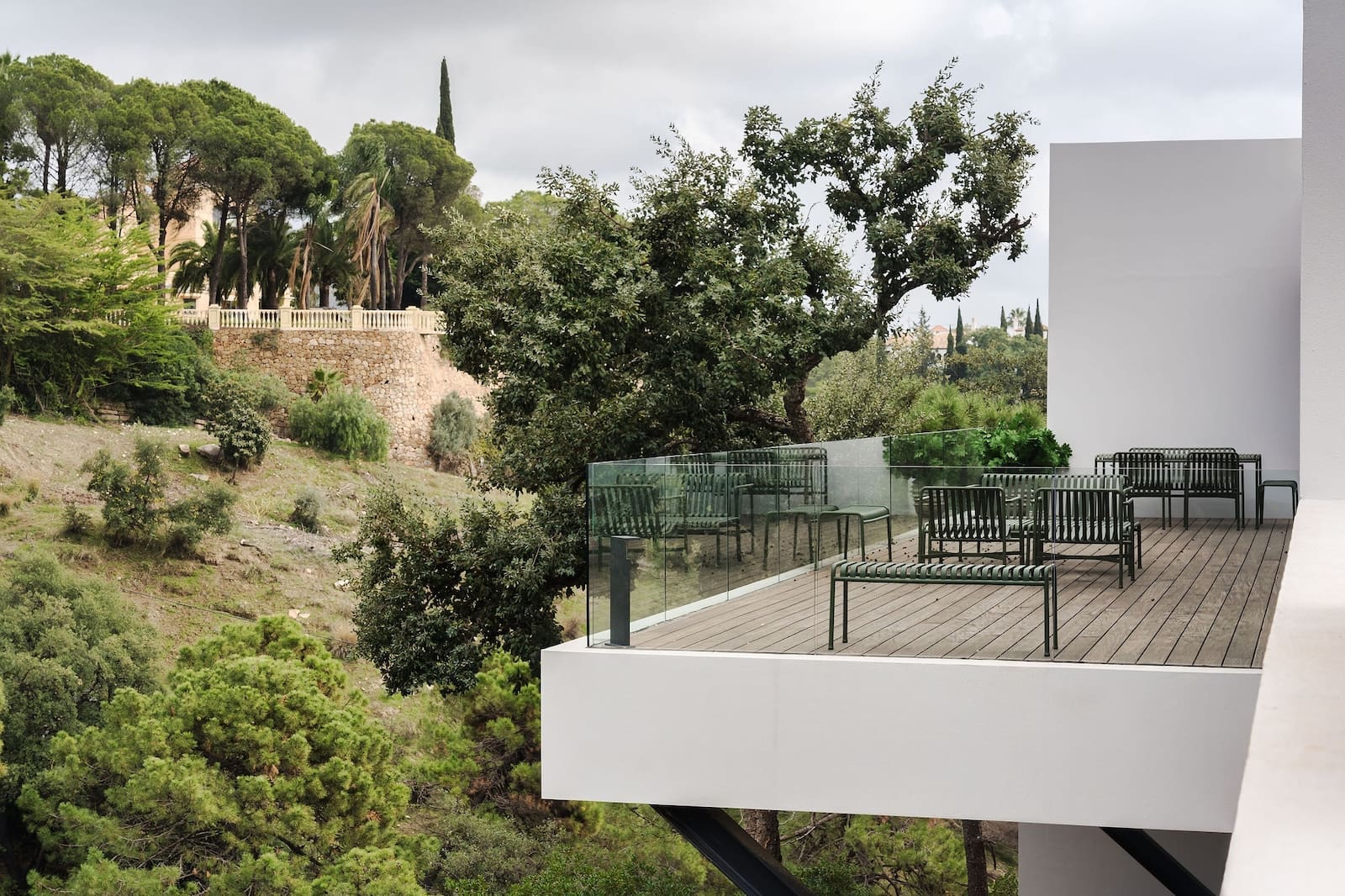 Adembenemende beelden van Villa Five, een moderne luxe villa in El Madroñal Gate 5, Benahavis, gepresenteerd door MDR Luxury Homes