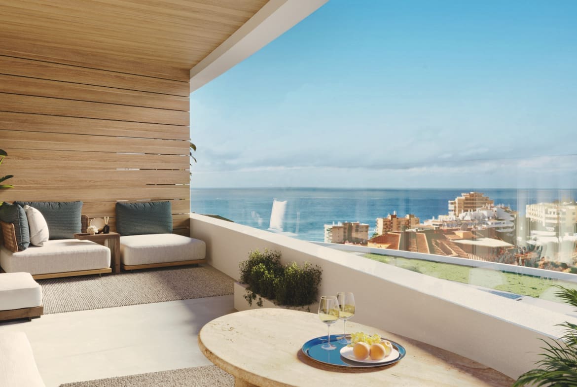 Korall Residences door MDR Luxury Homes in Fuengirola met luxe design en zeezicht Terraza 2 sin chimeneas Korall Residences by MDR Luxury Homes in Fuengirola with luxury design and sea views.