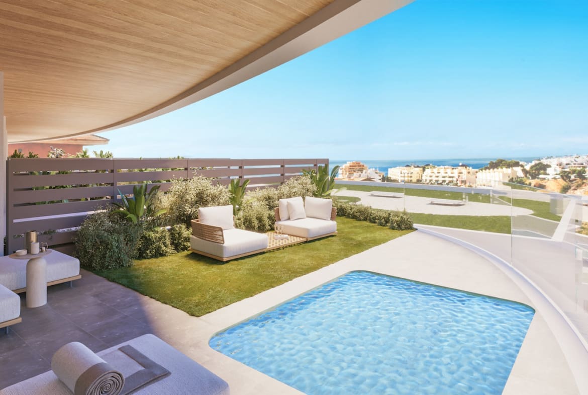 Korall Residences door MDR Luxury Homes in Fuengirola met luxe design en zeezicht Terraza Planta baja sin chimenea Korall Residences by MDR Luxury Homes in Fuengirola with luxury design and sea views.