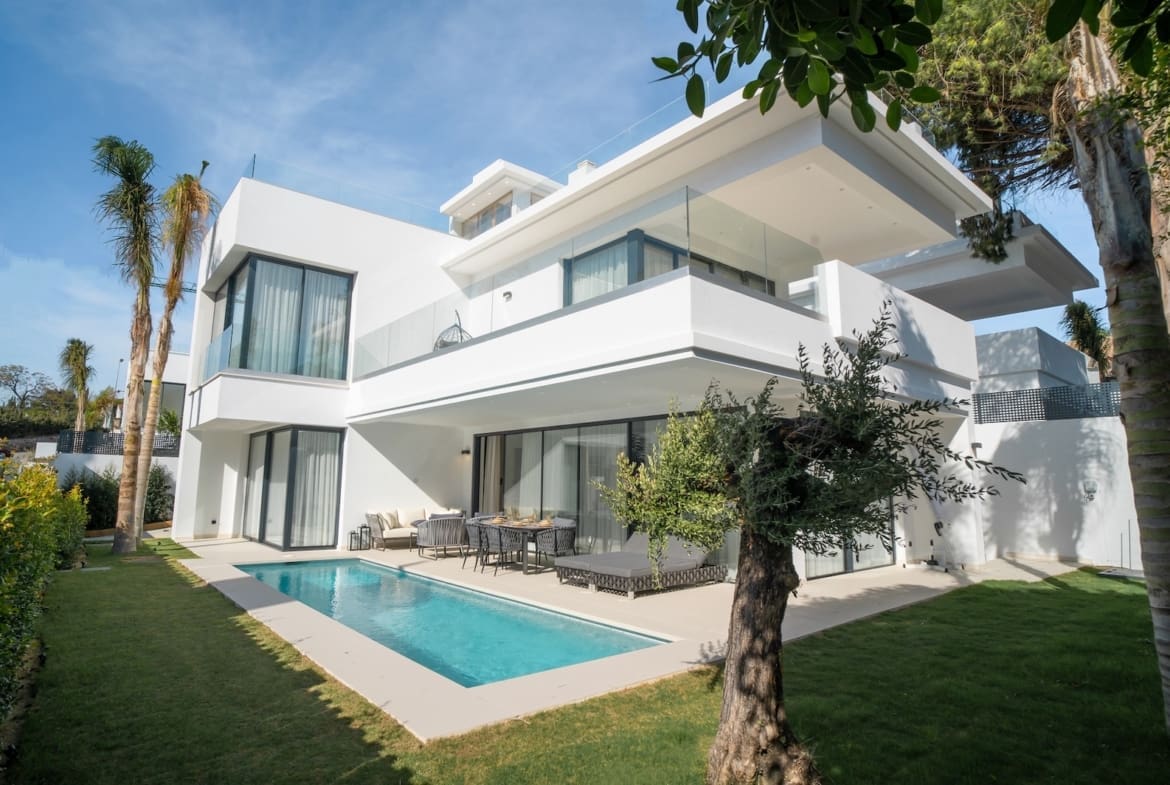 Modern luxury villa in Rio Verde, Marbella, showcasing sleek design, private pool, and prime location near the beach – presented by MDR Luxury Homes