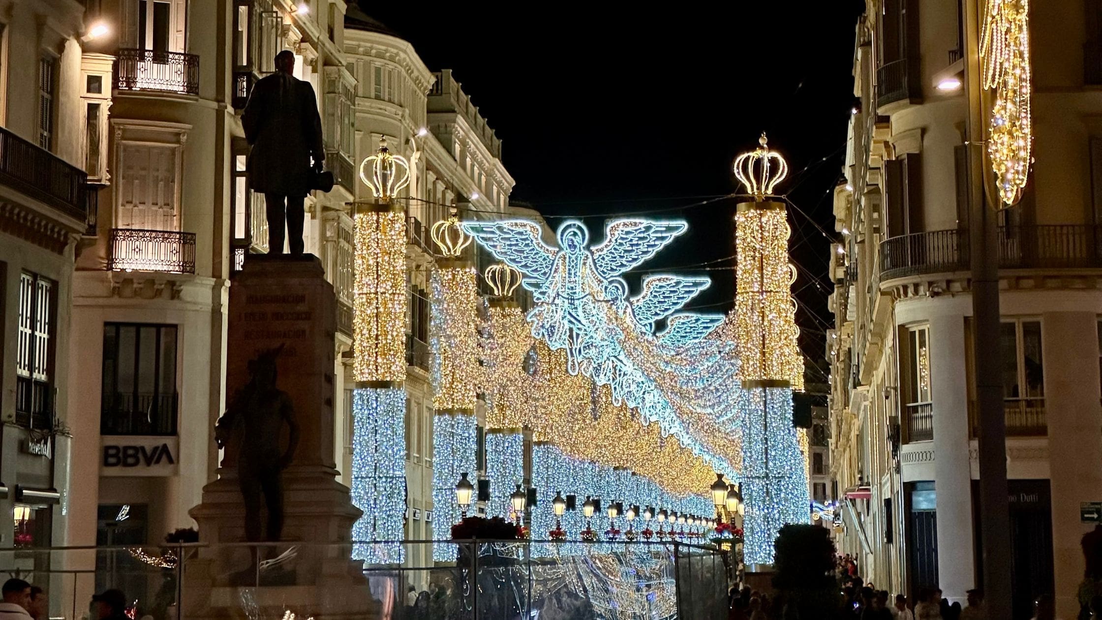 Spectaculaire kerstverlichting op Calle Larios in Málaga, Costa del Sol tijdens de feestdagen