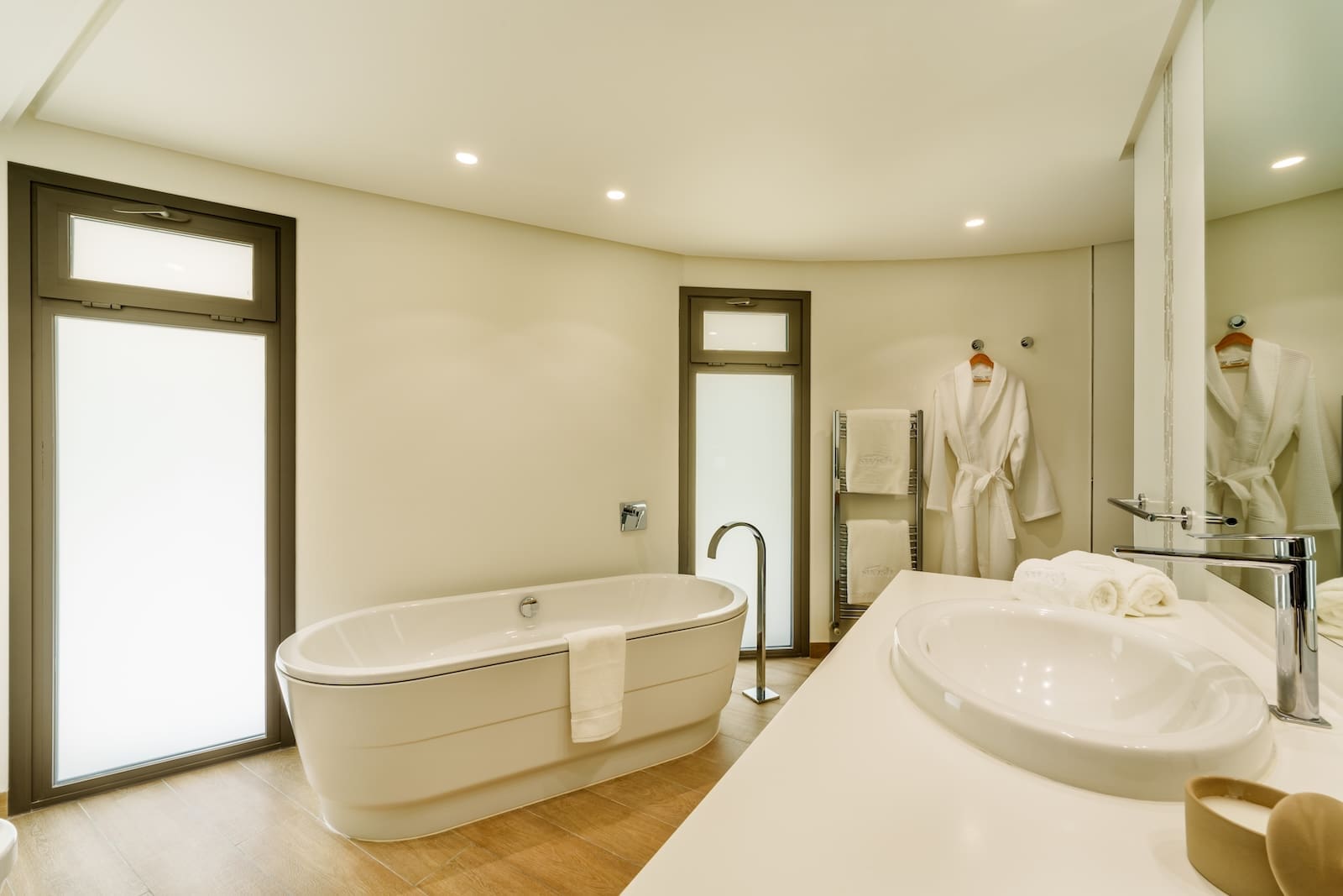 Villa Palm Springs in La Cerquilla, Marbella – luxury bungalow with botanical gardens and pool, listed by MDR Luxury Homes.