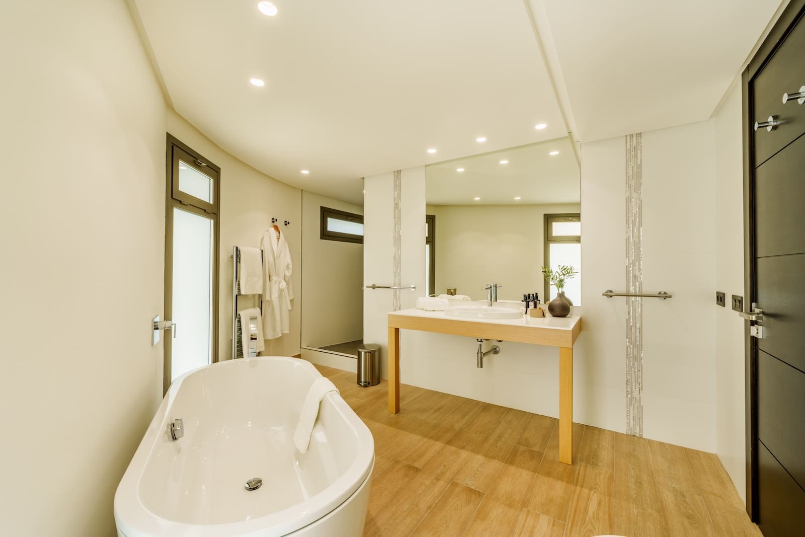 Villa Palm Springs in La Cerquilla, Marbella – luxury bungalow with botanical gardens and pool, listed by MDR Luxury Homes.