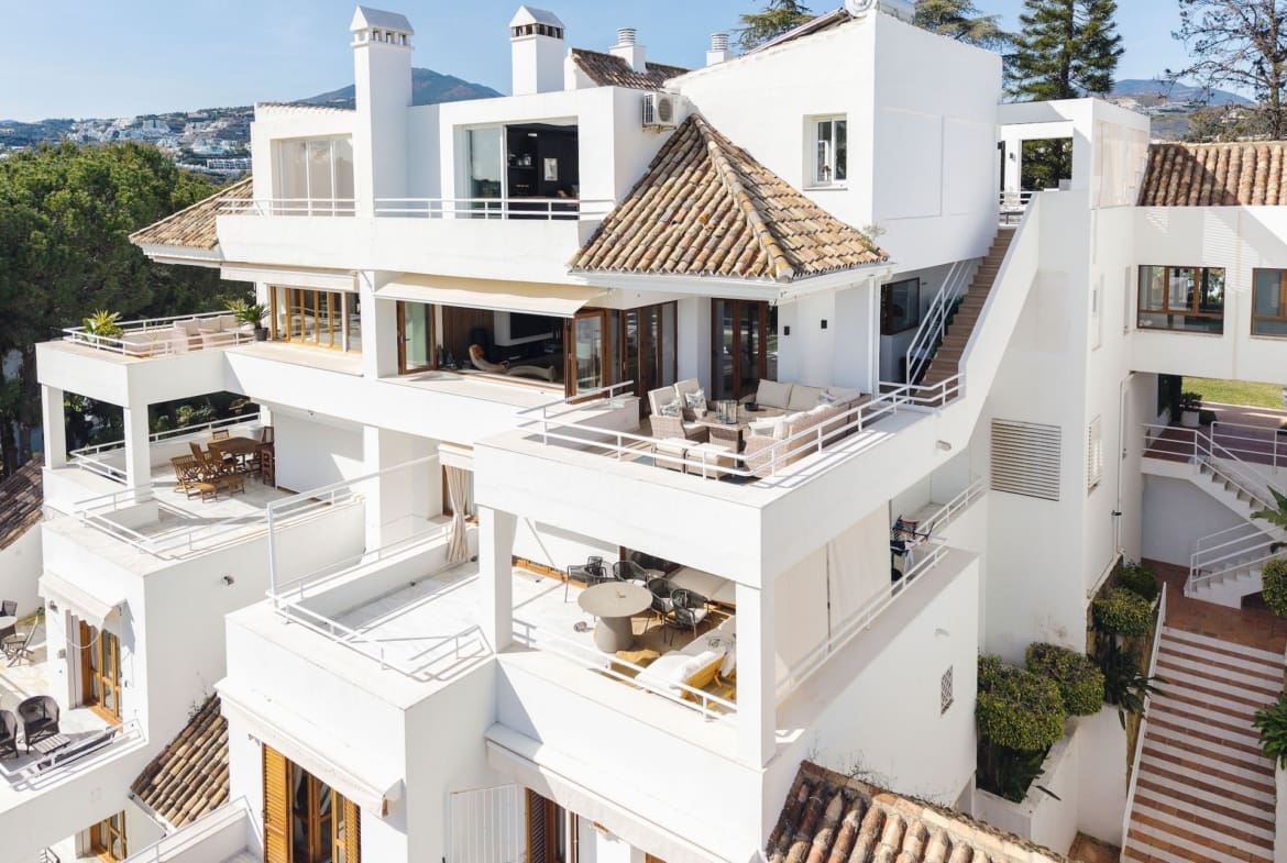 Frontline Golf Luxury Penthouse in Alcores del Golf by MDR – panoramic views and elegant living in Nueva Andalucía, Costa del Sol.