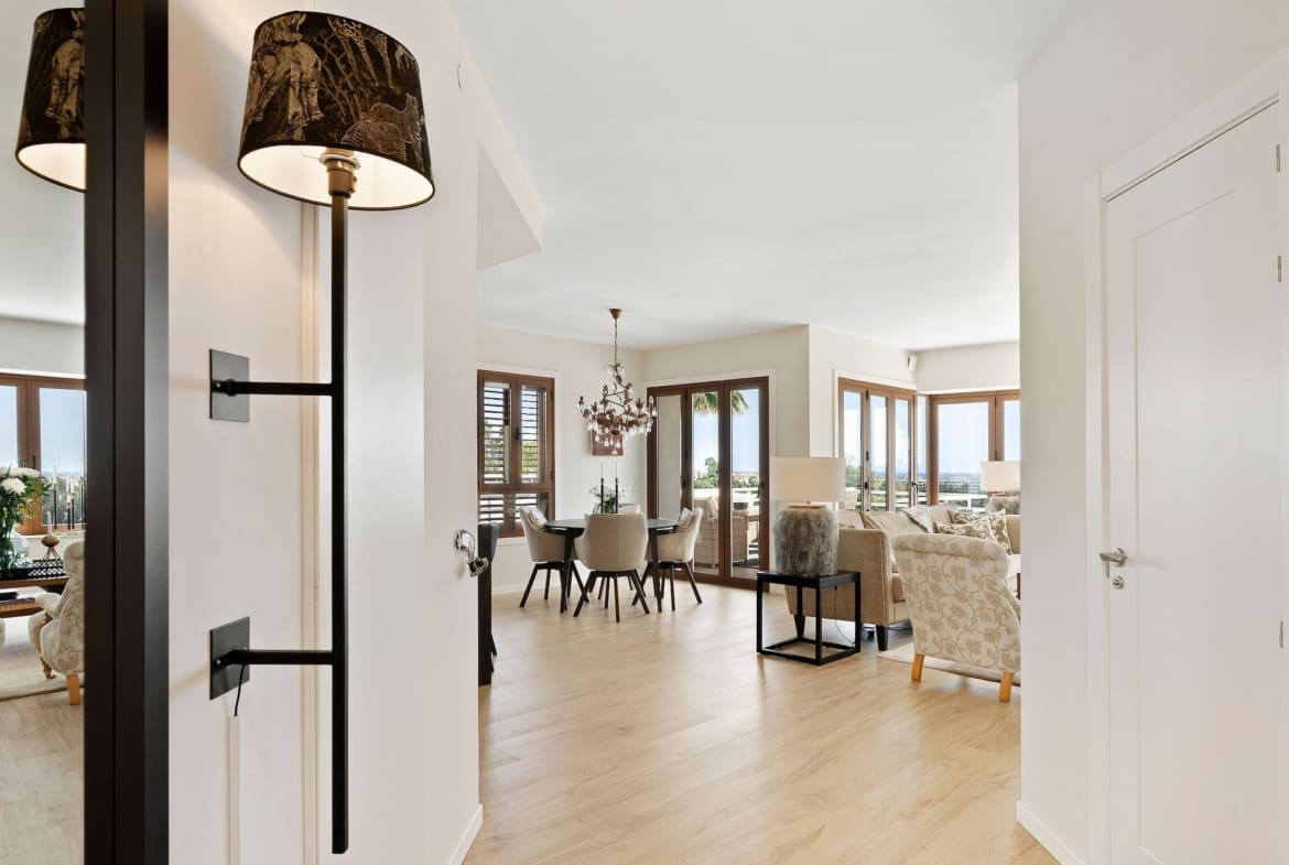 Frontline golf luxury Penthouse Alcoves Del Golf_05 by MDR panoramic views and elegant living in Nueva Andalucía Costa del Sol Frontline Golf Luxury Penthouse in Alcores del Golf by MDR – panoramic views and elegant living in Nueva Andalucía, Costa del Sol.