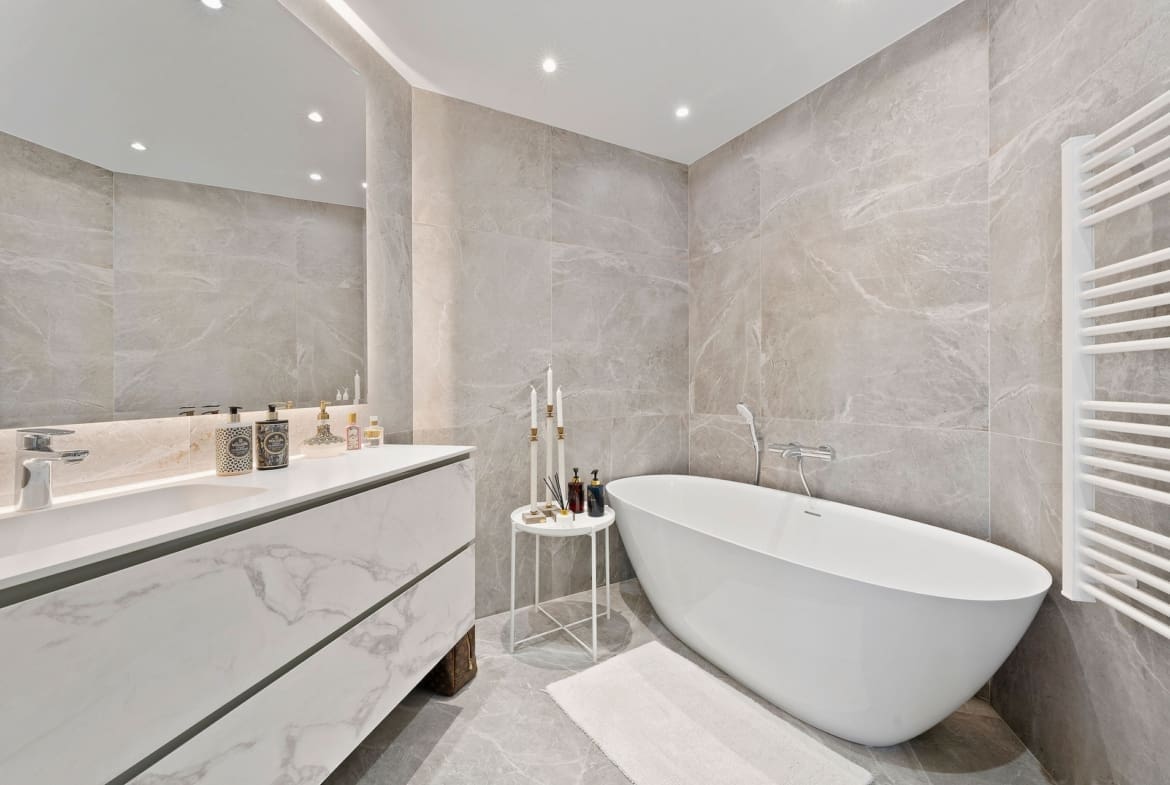 Frontline golf luxury Penthouse Alcoves Del Golf_19 by MDR panoramic views and elegant living in Nueva Andalucía Costa del Sol Frontline Golf Luxury Penthouse in Alcores del Golf by MDR – panoramic views and elegant living in Nueva Andalucía, Costa del Sol.