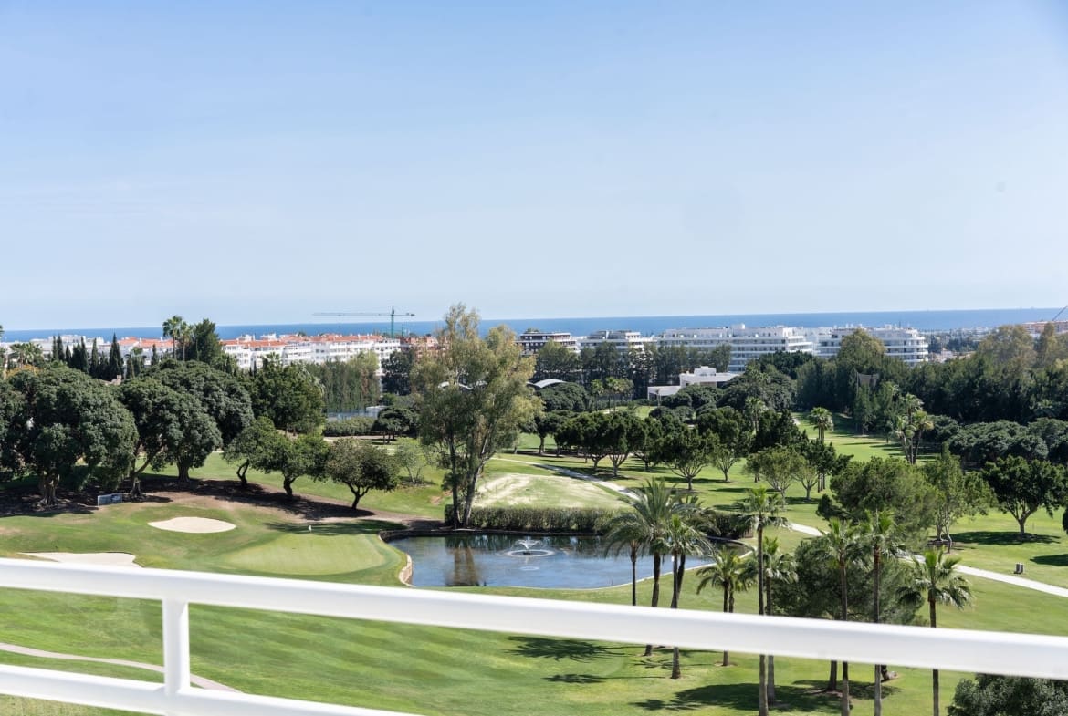 Frontline golf luxury Penthouse Alcoves Del Golf_21 by MDR panoramic views and elegant living in Nueva Andalucía Costa del Sol Frontline Golf Luxury Penthouse in Alcores del Golf by MDR – panoramic views and elegant living in Nueva Andalucía, Costa del Sol.