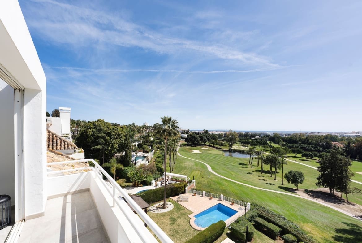 Frontline golf luxury Penthouse Alcoves Del Golf_22 by MDR panoramic views and elegant living in Nueva Andalucía Costa del Sol Frontline Golf Luxury Penthouse in Alcores del Golf by MDR – panoramic views and elegant living in Nueva Andalucía, Costa del Sol.