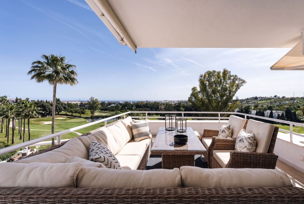 Frontline golf luxury Penthouse Alcoves Del Golf_23 by MDR panoramic views and elegant living in Nueva Andalucía Costa del Sol Frontline Golf Luxury Penthouse in Alcores del Golf by MDR – panoramic views and elegant living in Nueva Andalucía, Costa del Sol.