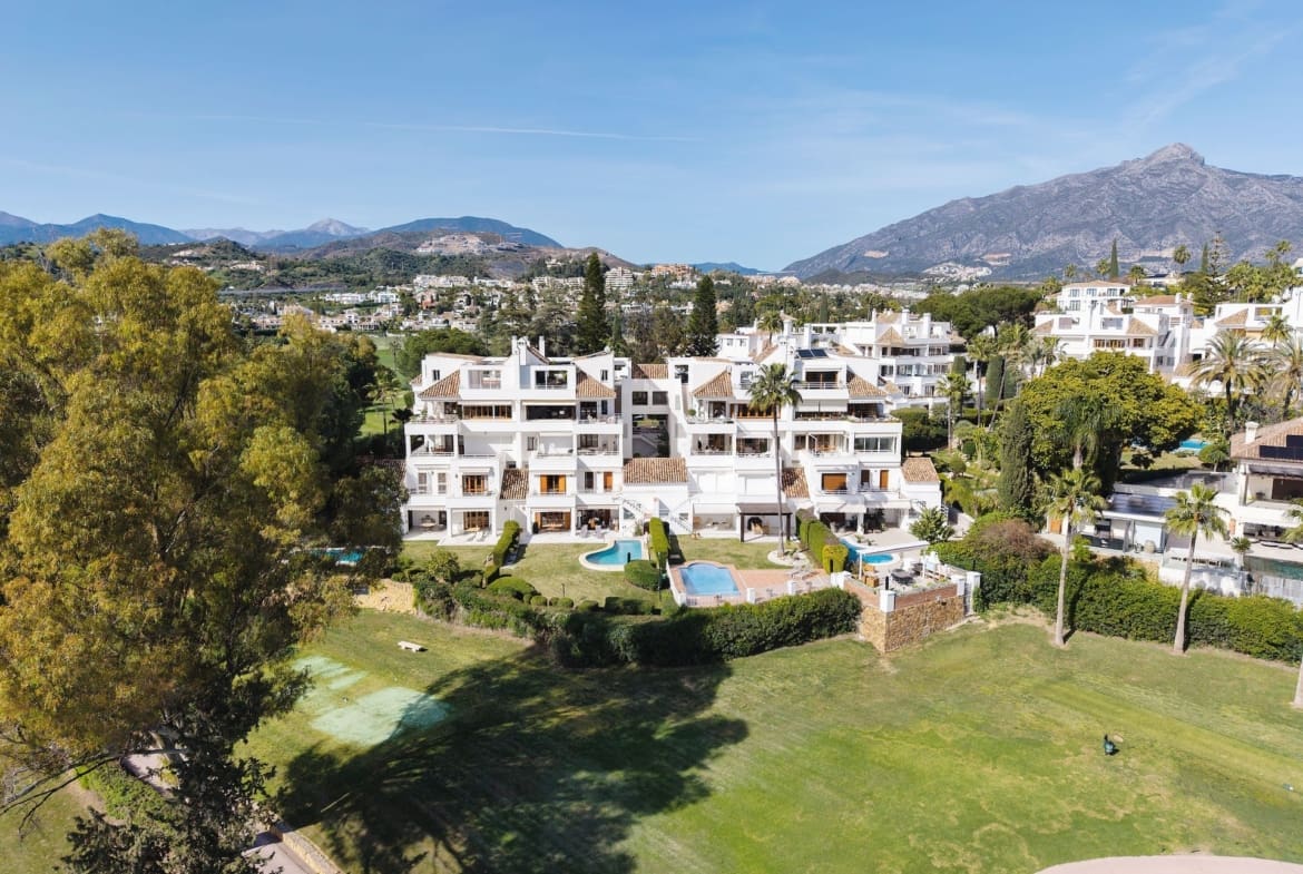 default Frontline Golf Luxury Penthouse in Alcores del Golf by MDR – panoramic views and elegant living in Nueva Andalucía, Costa del Sol.