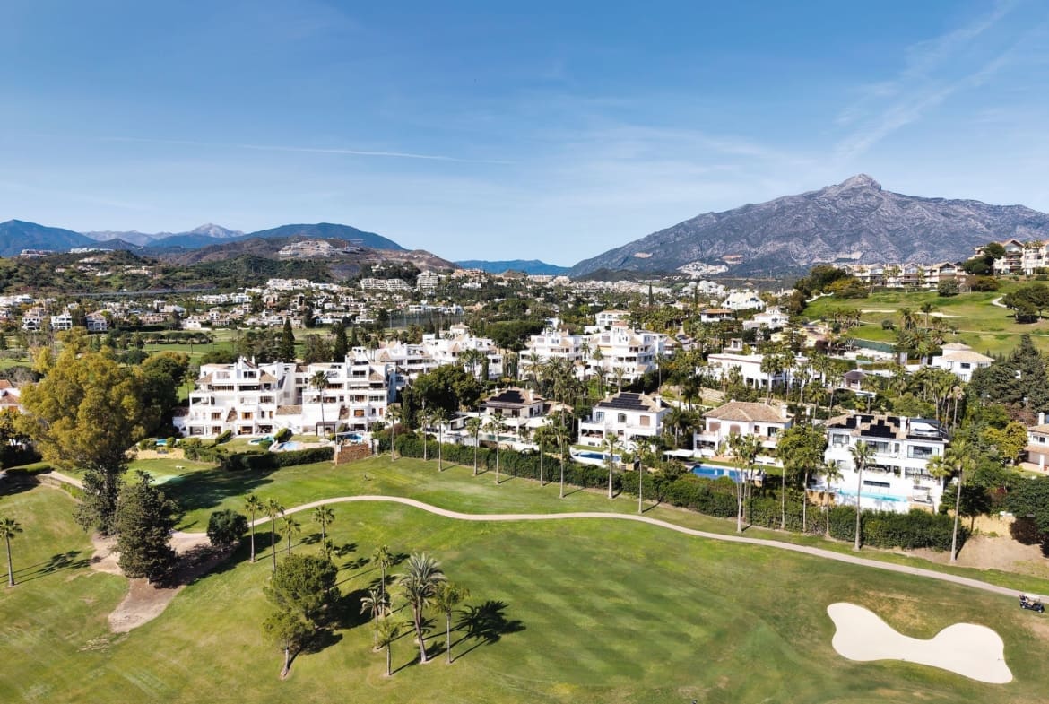 default Frontline Golf Luxury Penthouse in Alcores del Golf by MDR – panoramic views and elegant living in Nueva Andalucía, Costa del Sol.