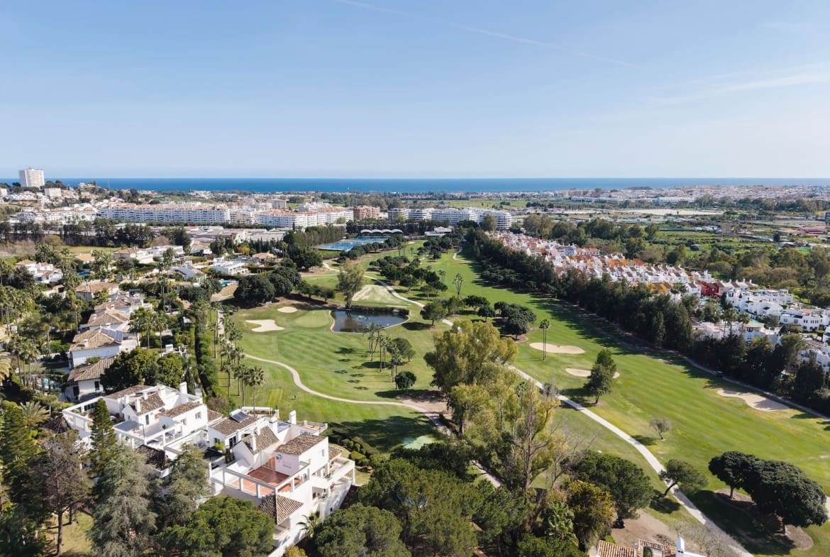 default Frontline Golf Luxury Penthouse in Alcores del Golf by MDR – panoramic views and elegant living in Nueva Andalucía, Costa del Sol.