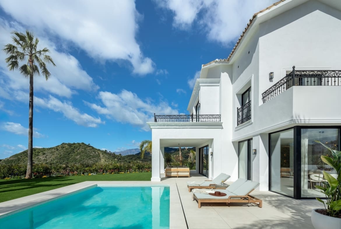 Villa Fortuna in Los Arqueros – modern luxury villa with sea views, pool and smart tech, listed by MDR Luxury Homes.