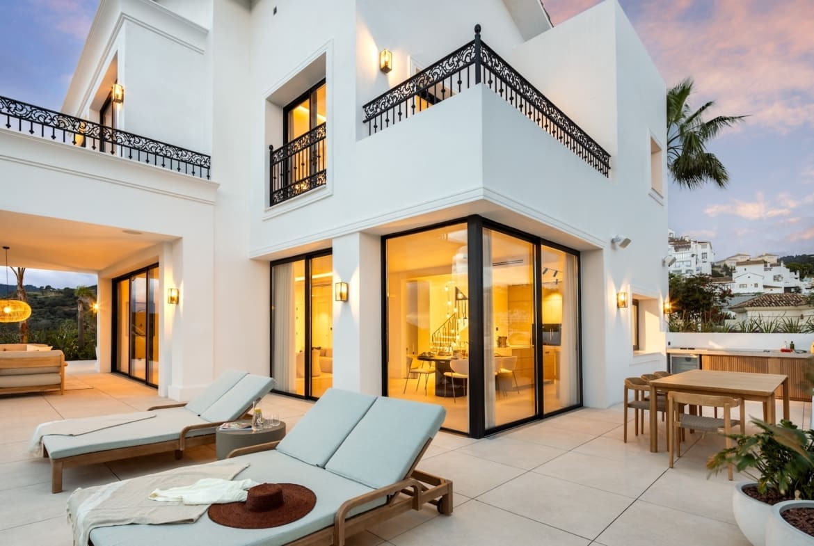 Villa Fortuna in Los Arqueros – modern luxury villa with sea views, pool and smart tech, listed by MDR Luxury Homes.