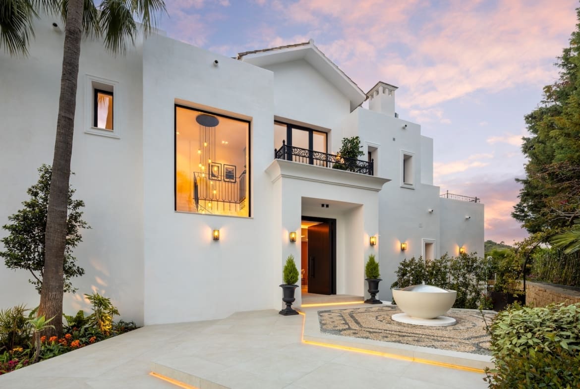 Villa Fortuna in Los Arqueros – modern luxury villa with sea views, pool and smart tech, listed by MDR Luxury Homes.