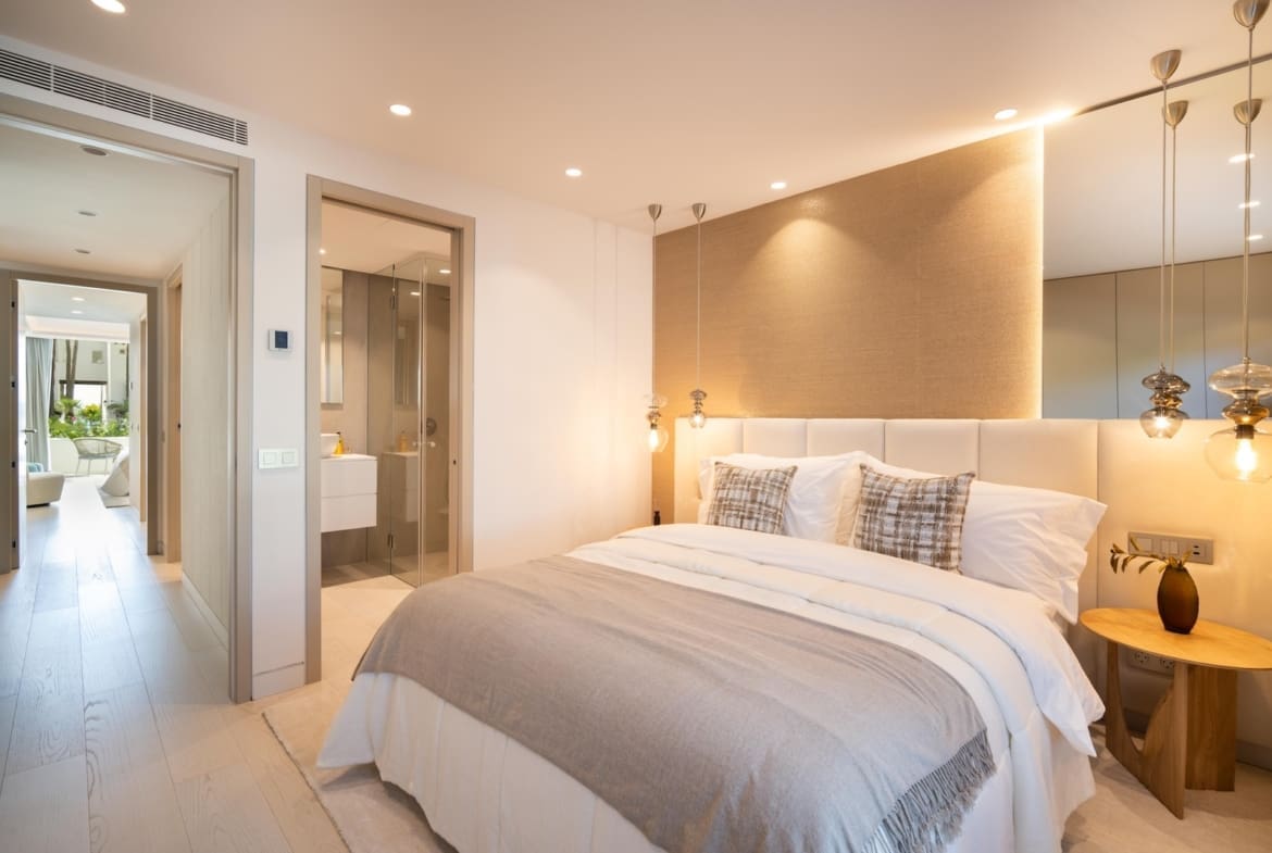 Granados 12 luxury apartment in Puente Romano by MDR