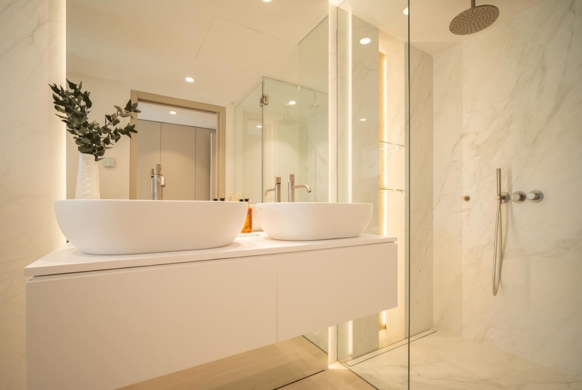 Granados 12 luxury apartment in Puente Romano by MDR