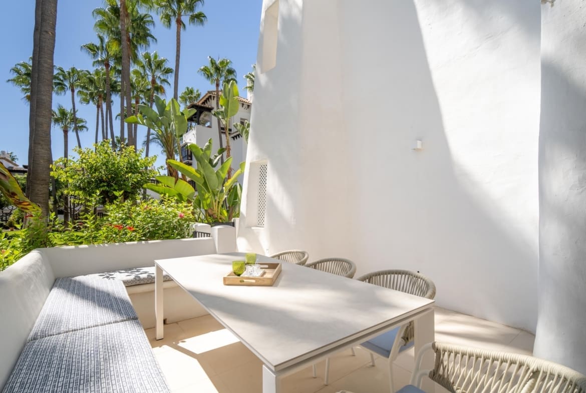 Granados 12 luxury apartment in Puente Romano by MDR