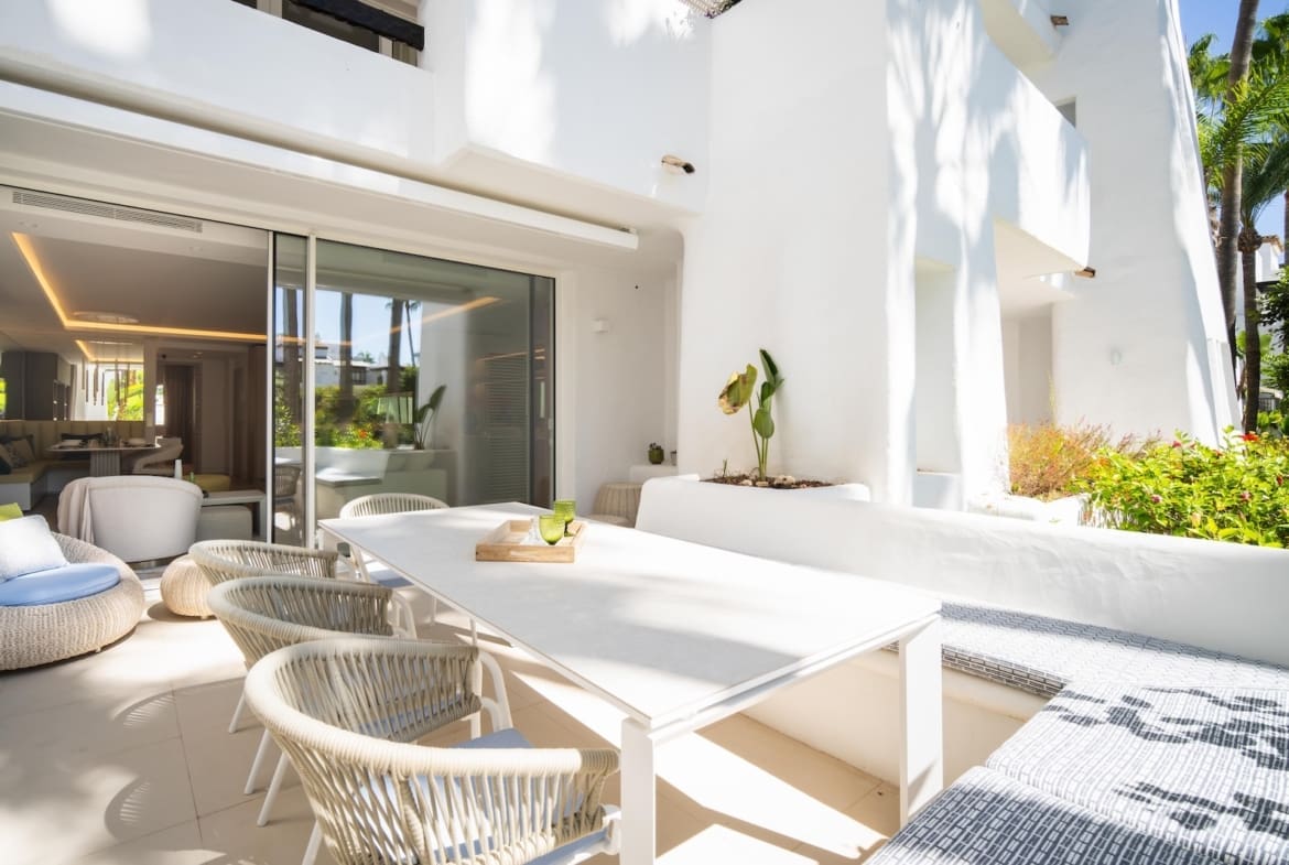 Granados 12 luxury apartment in Puente Romano by MDR