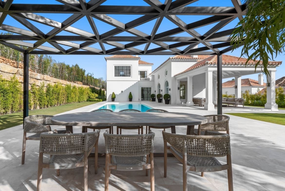 Luxury villa for sale in Nueva Andalucía with pool and terrace – MDR Luxury Homes