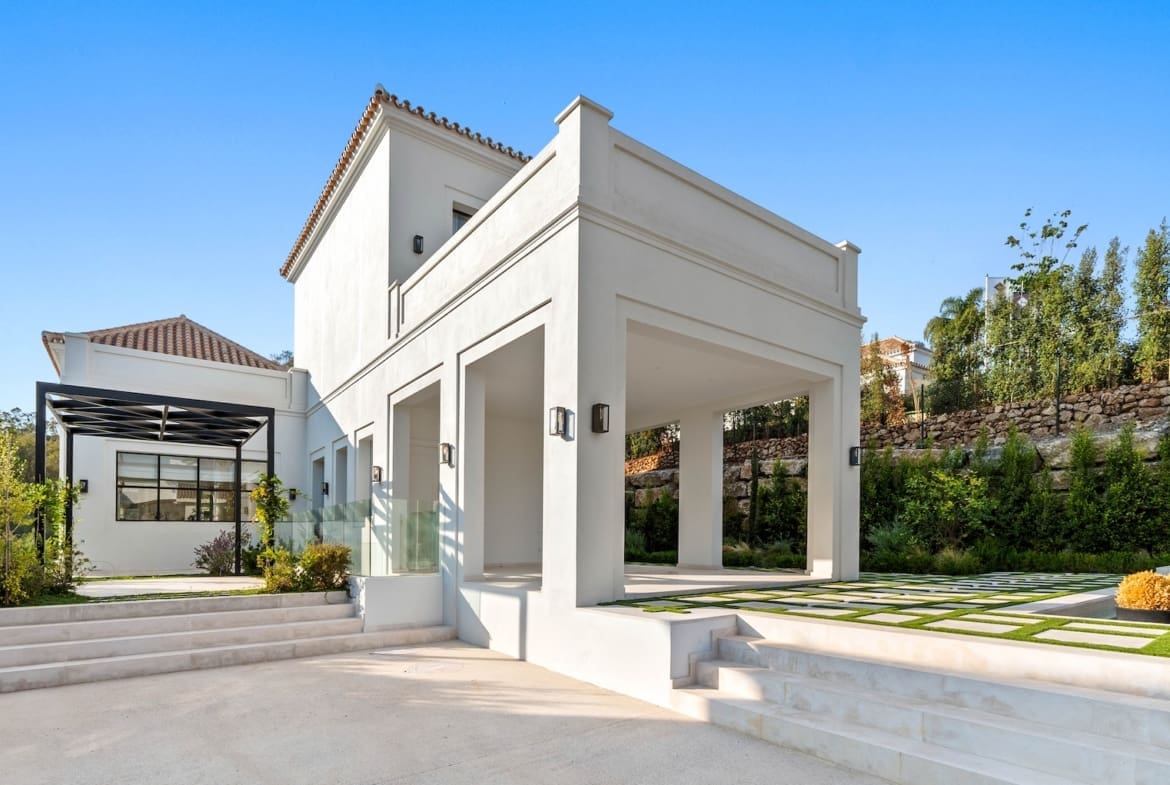 Luxury villa for sale in Nueva Andalucía with pool and terrace – MDR Luxury Homes