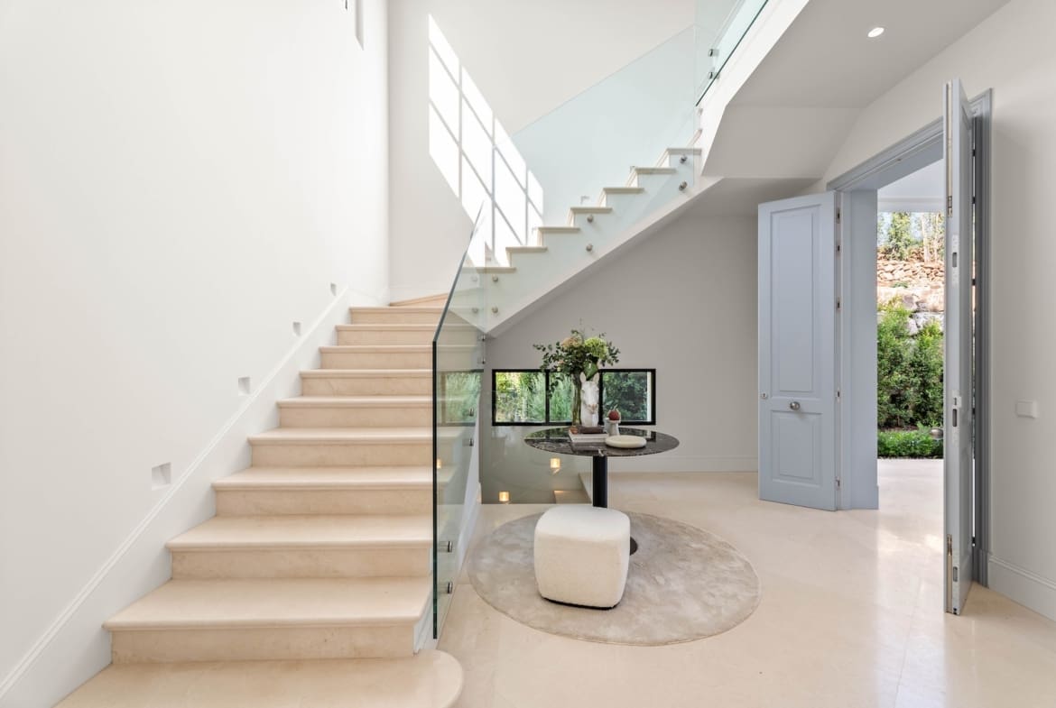 Luxury villa for sale in Nueva Andalucía with pool and terrace – MDR Luxury Homes