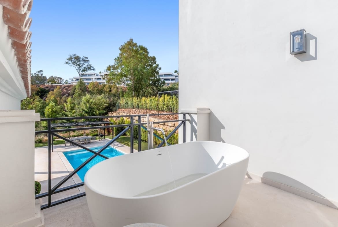 Luxury villa for sale in Nueva Andalucía with pool and terrace – MDR Luxury Homes