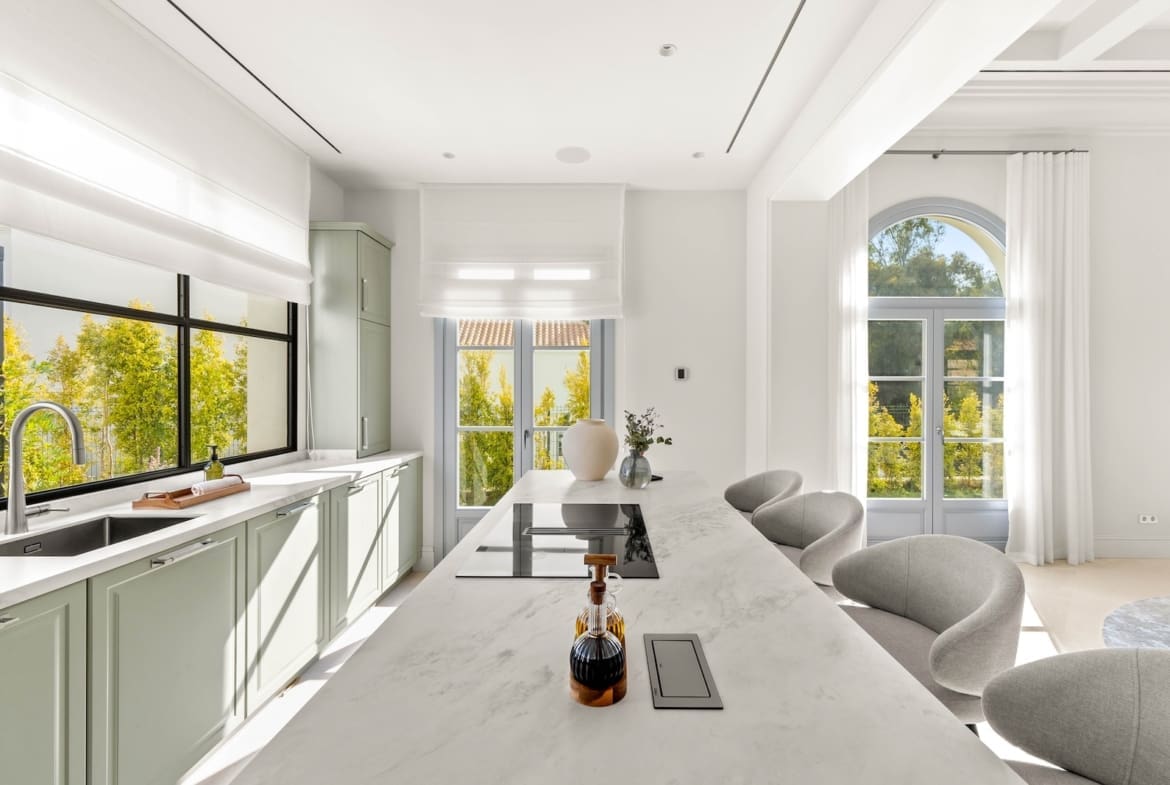 Luxury villa for sale in Nueva Andalucía with pool and terrace – MDR Luxury Homes