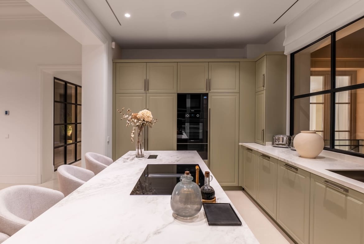 Luxury villa for sale in Nueva Andalucía with pool and terrace – MDR Luxury Homes