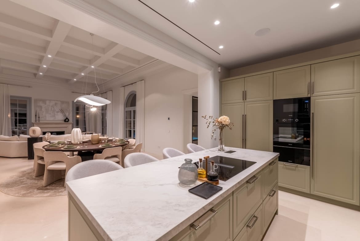 Luxury villa for sale in Nueva Andalucía with pool and terrace – MDR Luxury Homes