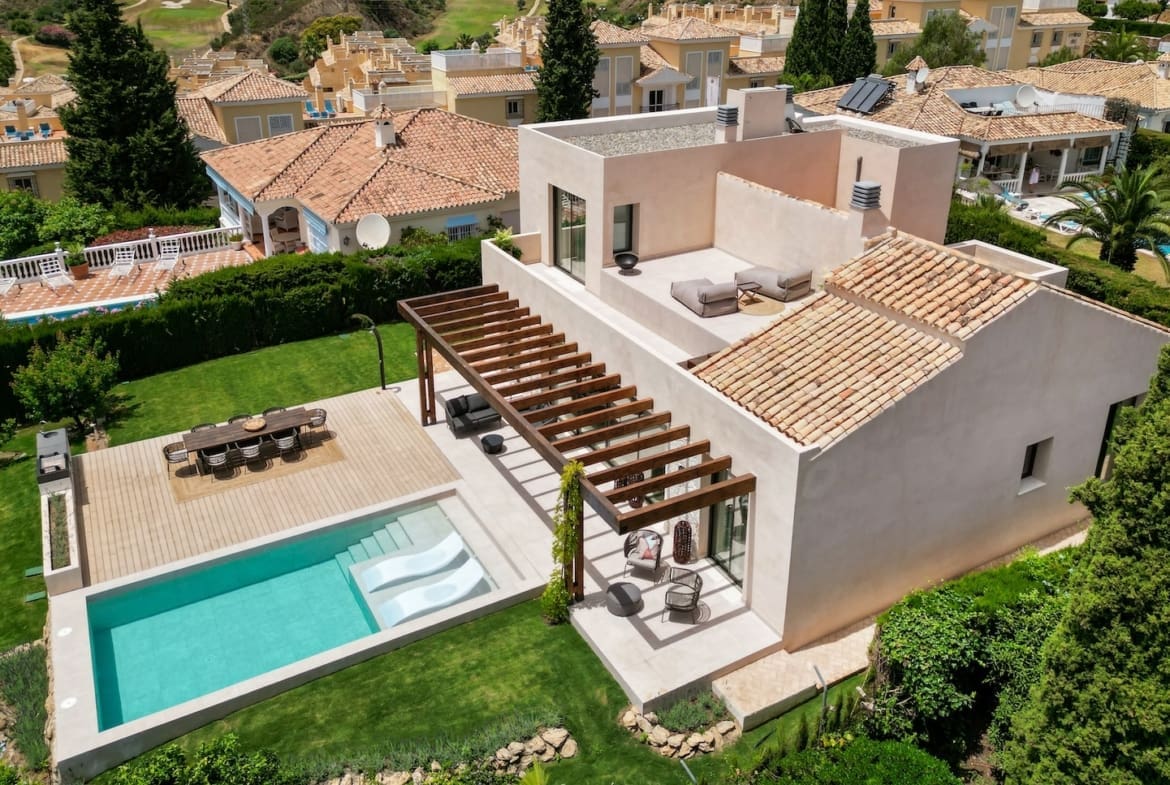 Villa Minoo luxury villa with sea views in El Paraiso Benahavis by MDR