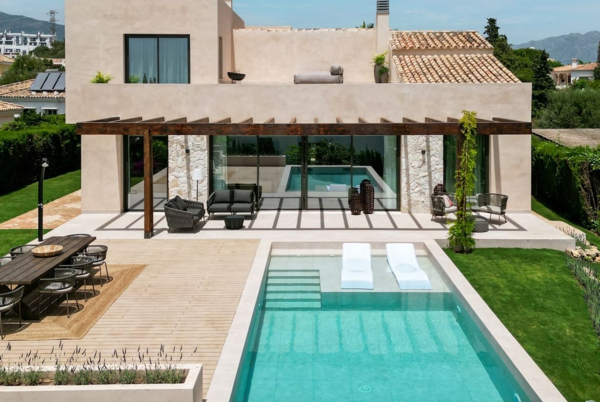 Villa Minoo luxury villa with sea views in El Paraiso Benahavis by MDR