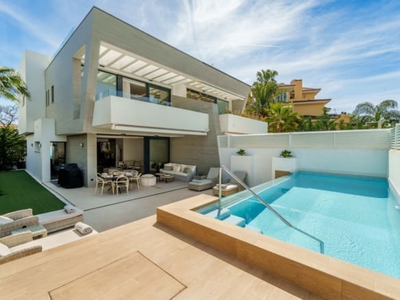 Azure modern semi-detached villa in Puerto Banus with pool and rooftop jacuzzi MDR Luxury Homes Web size12 | MDR Luxury Homes Azure modern semi-detached villa in Puerto Banus with pool and rooftop jacuzzi MDR Luxury Homes