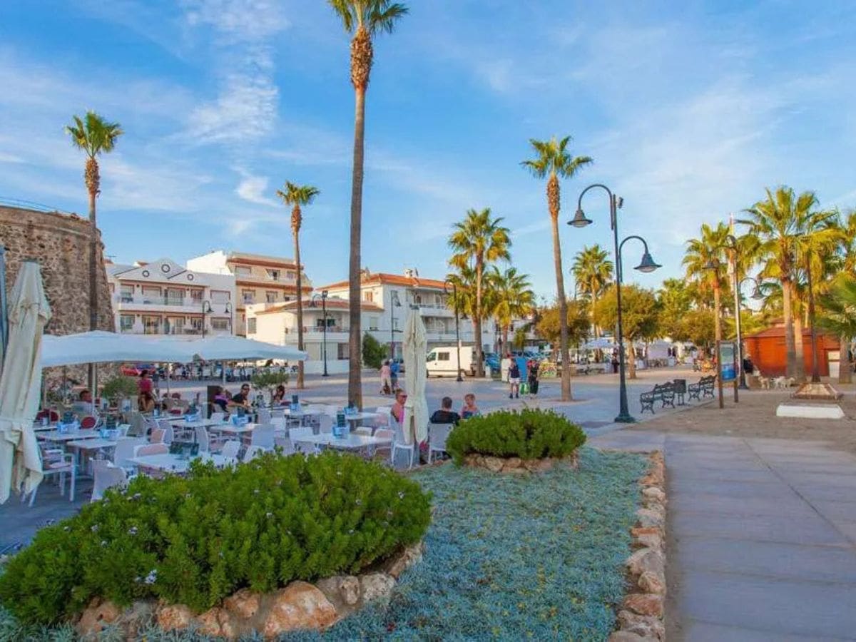 La Cala de Mijas boulevard en strand bij zonsondergang