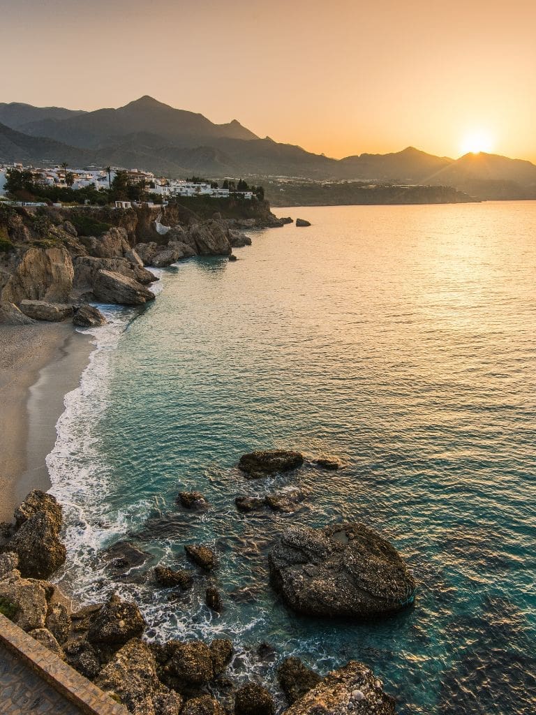 Kustlijn van Nerja met uitzicht over de Middellandse Zee