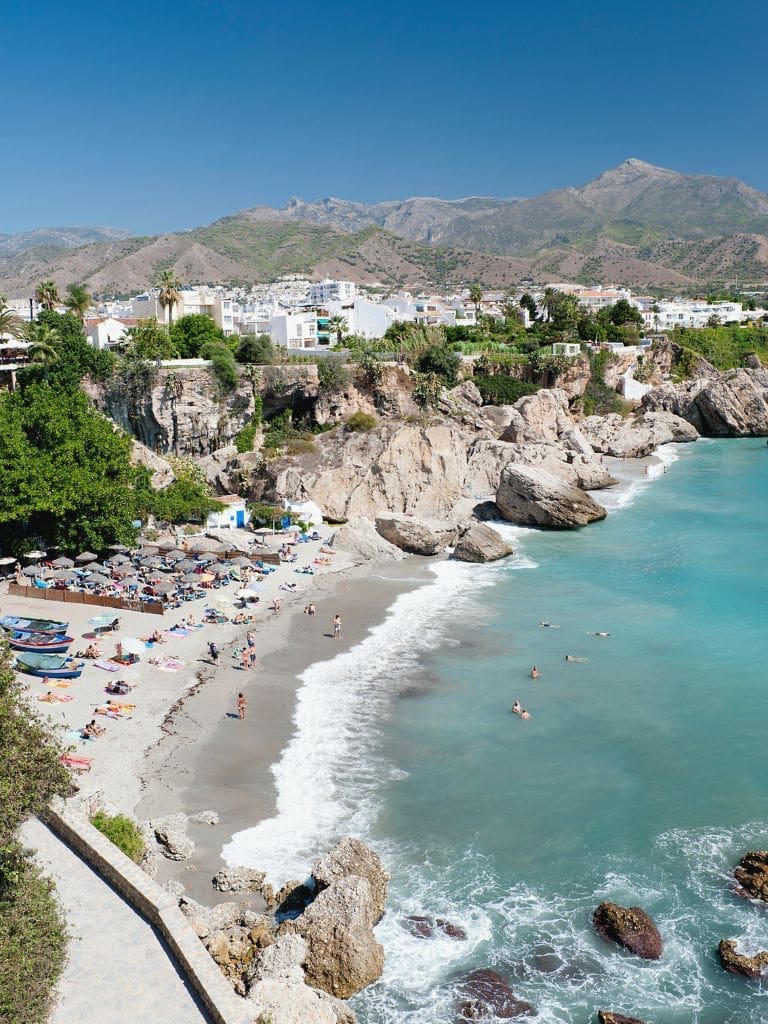 Beach club en chiringuito aan de kust van Nerja