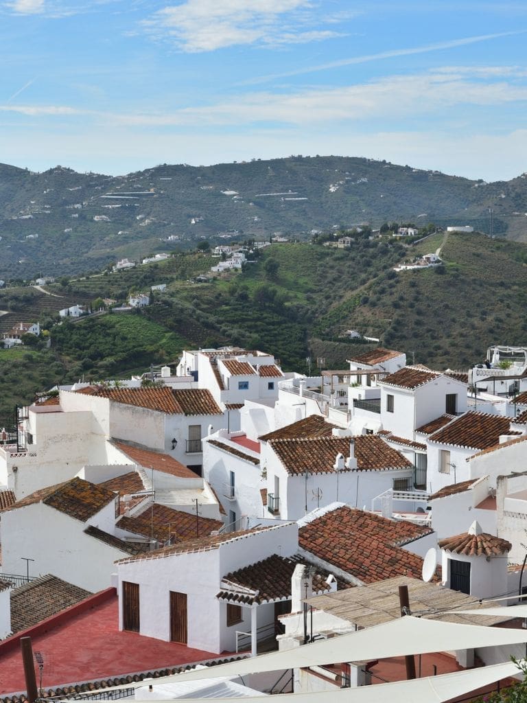 Witte huizen van Frigiliana in de bergen van Axarquía