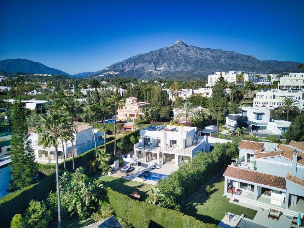 Gated community in Nueva Andalucía met villa’s en groene omgeving
