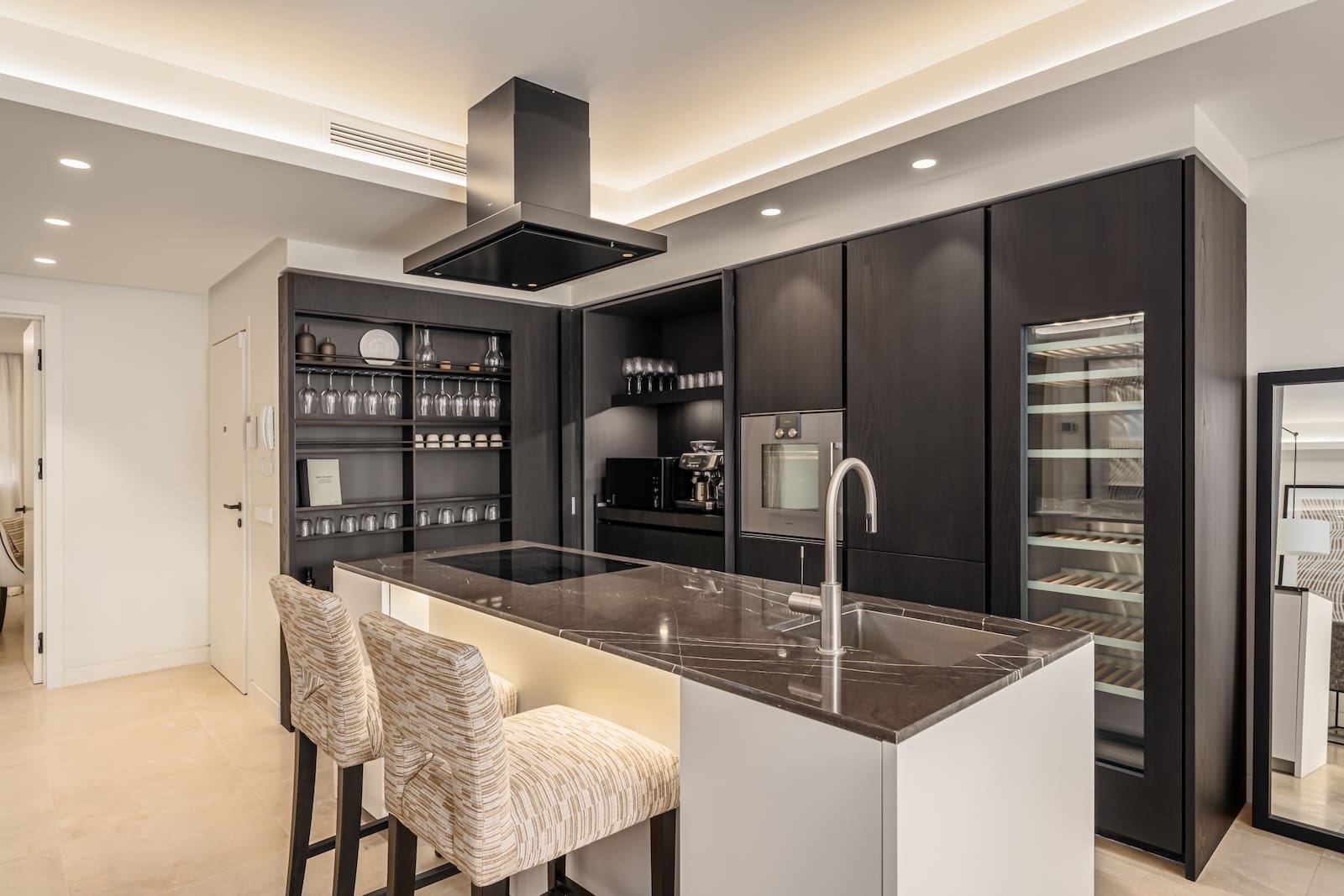 Luxury apartment Aura 7 Marbella Golden Mile terrace pool view MDR Luxury Homes