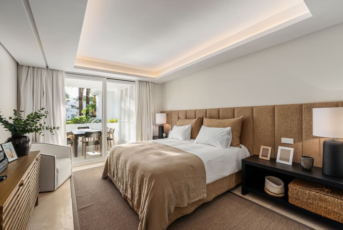 Luxury apartment Aura 7 Marbella Golden Mile terrace pool view MDR Luxury Homes