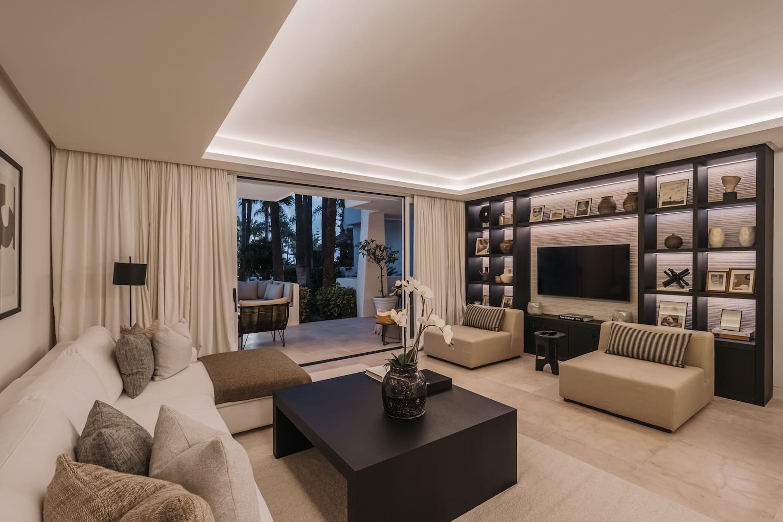 Luxury apartment Aura 7 Marbella Golden Mile terrace pool view MDR Luxury Homes